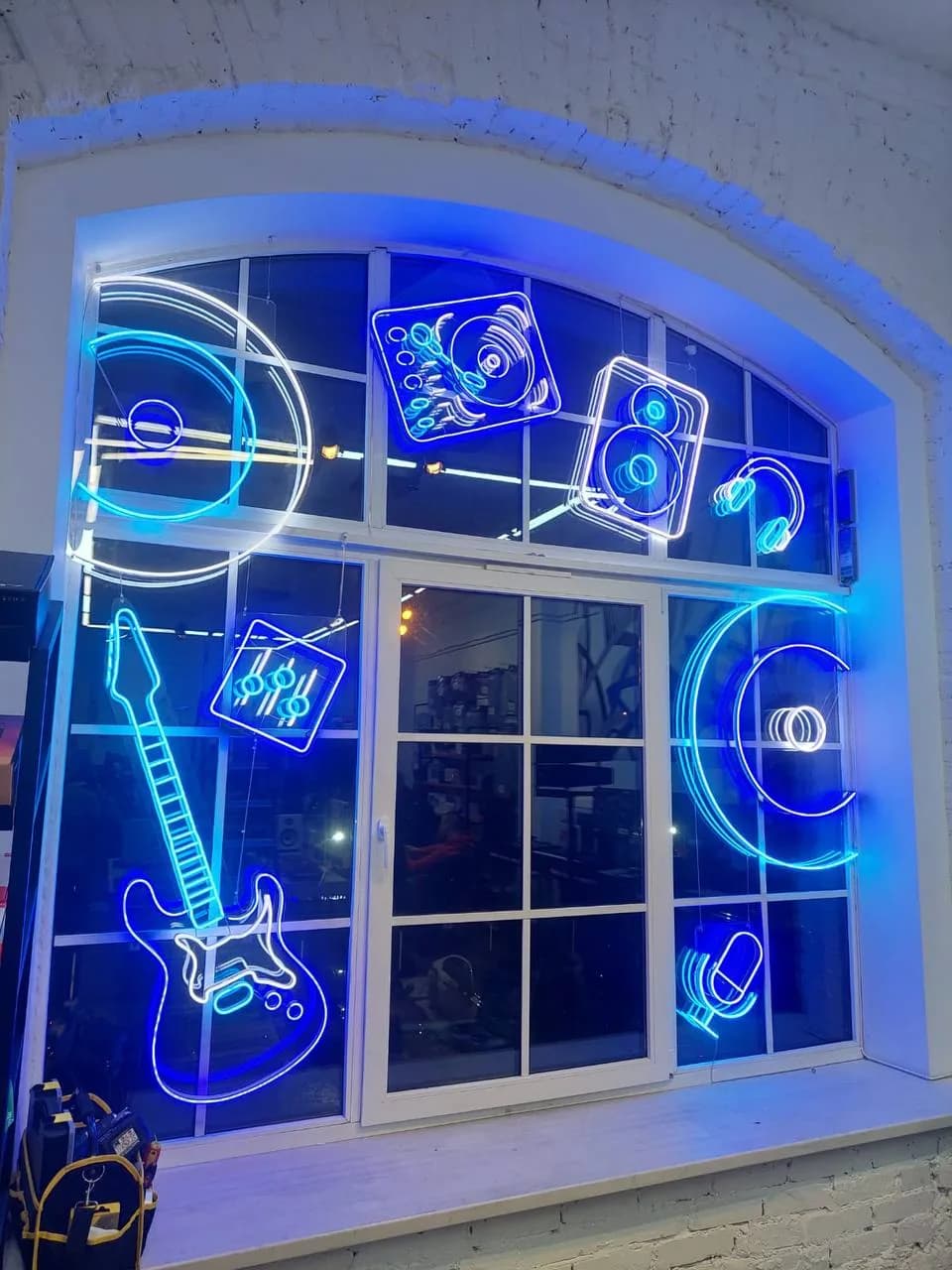Неоновые вывески для «DJ Store»