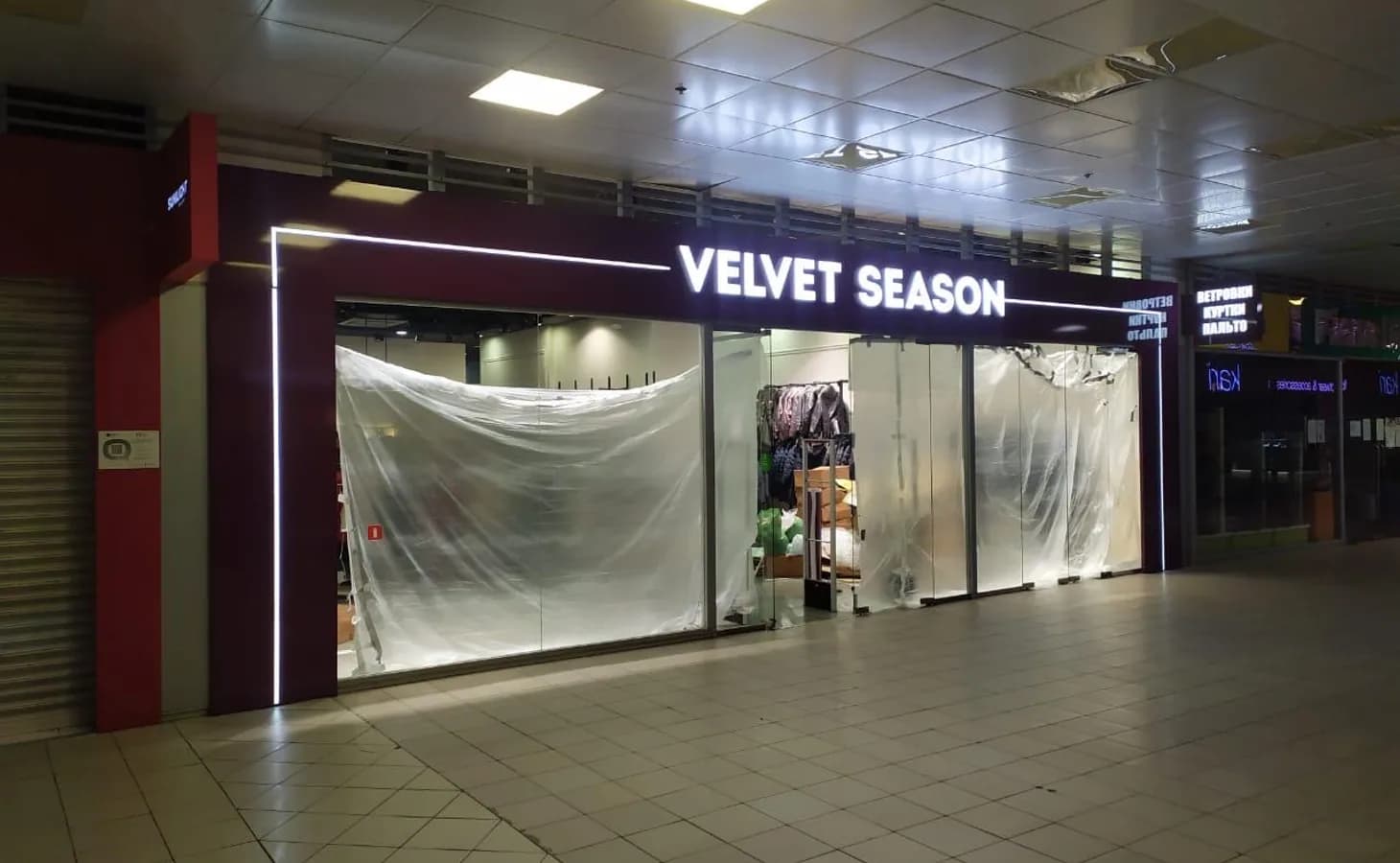 Световой короб «Velvet Season» на фасаде магазина
