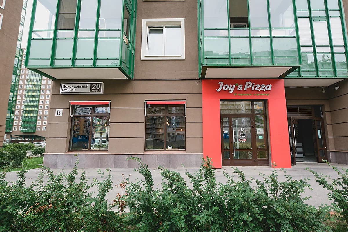 Фасад Joy's Pizza до монтажа объёмных букв, Воронцовский бульвар, Ленинградская область