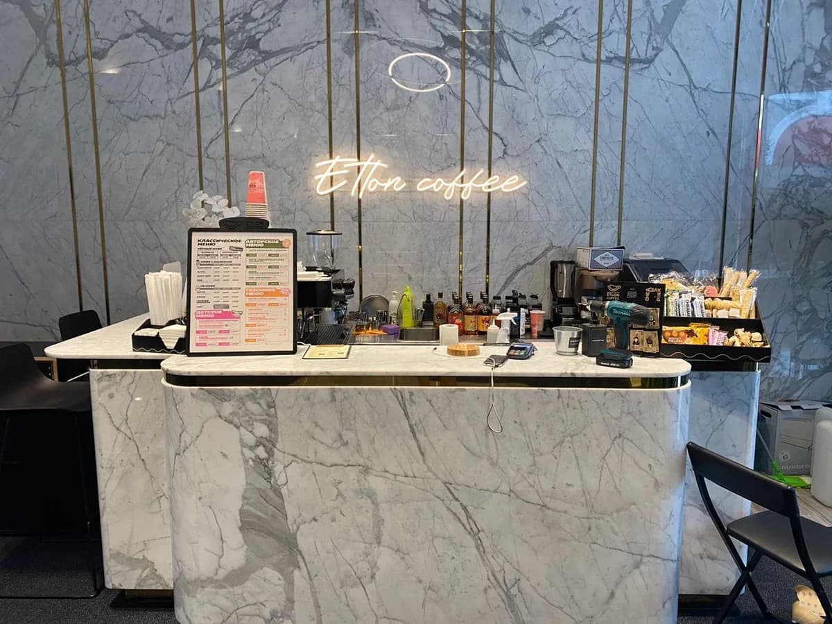 Неоновая вывеска Etlon Coffee и Prosecco Bar в кофейне Санкт-Петербурга, работа Замечатели