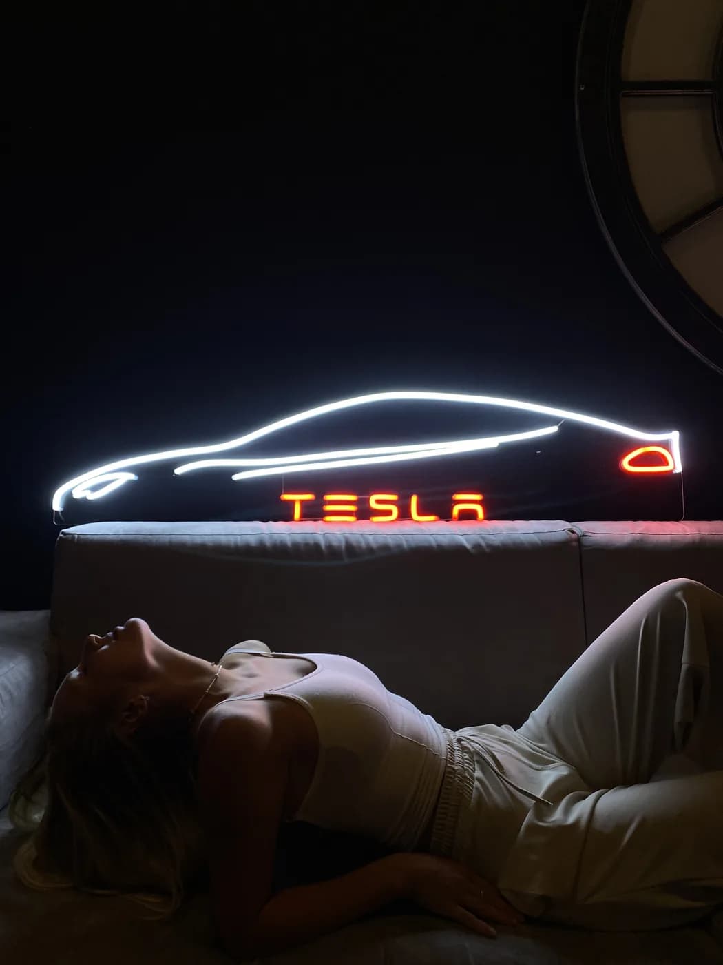Неоновая вывеска-силуэт автомобиля Tesla, белое и красное свечение, Санкт-Петербург
