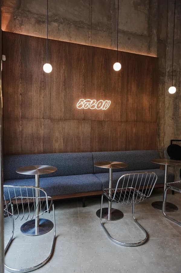 Неоновая вывеска Etlon Coffee в зоне с диванами, тёмный интерьер, Санкт-Петербург
