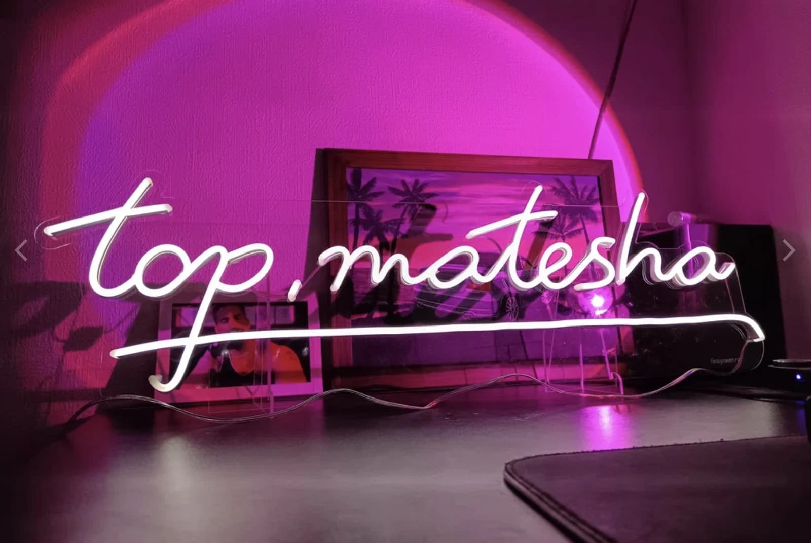 Неоновая вывеска с надписью top matesha белого свечения на розовом фоне, Санкт-Петербург