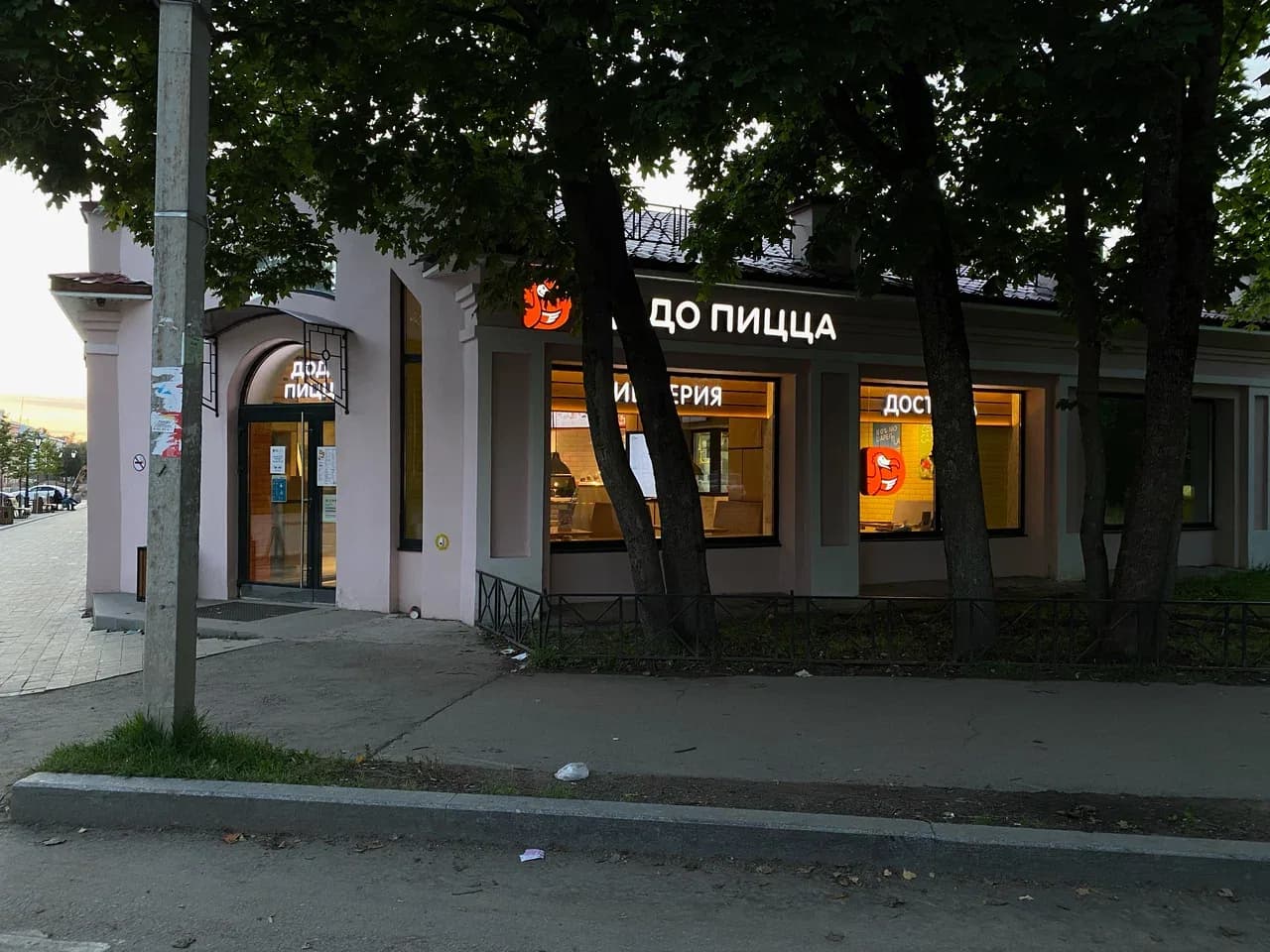 Согласованные объёмные буквы Dodo Pizza над входом, Гатчина, Ленинградская область