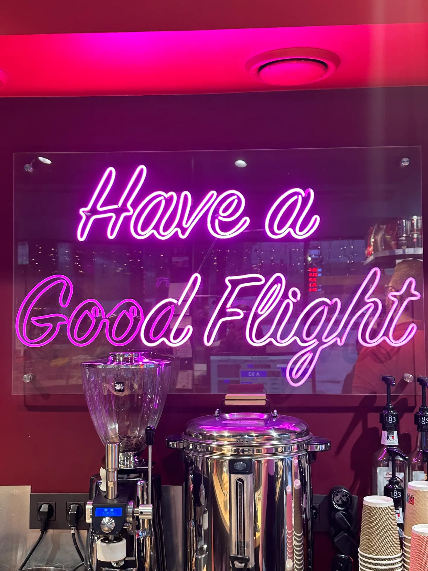 Неоновая вывеска Have a Good Flight на витрине кофейни, Санкт-Петербург