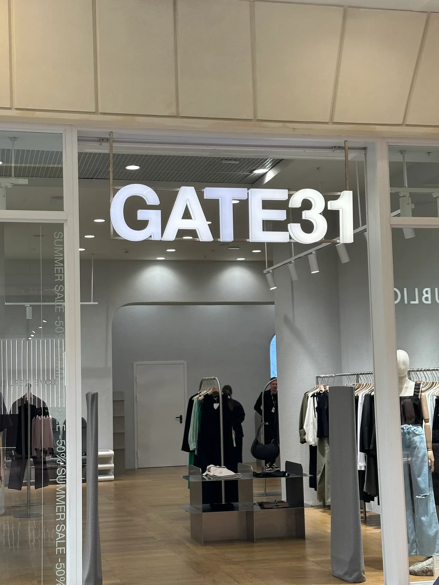 Объёмные буквы GATE31 в торговом центре: буквы T и E не горят, остальные светятся, Санкт-Петербург