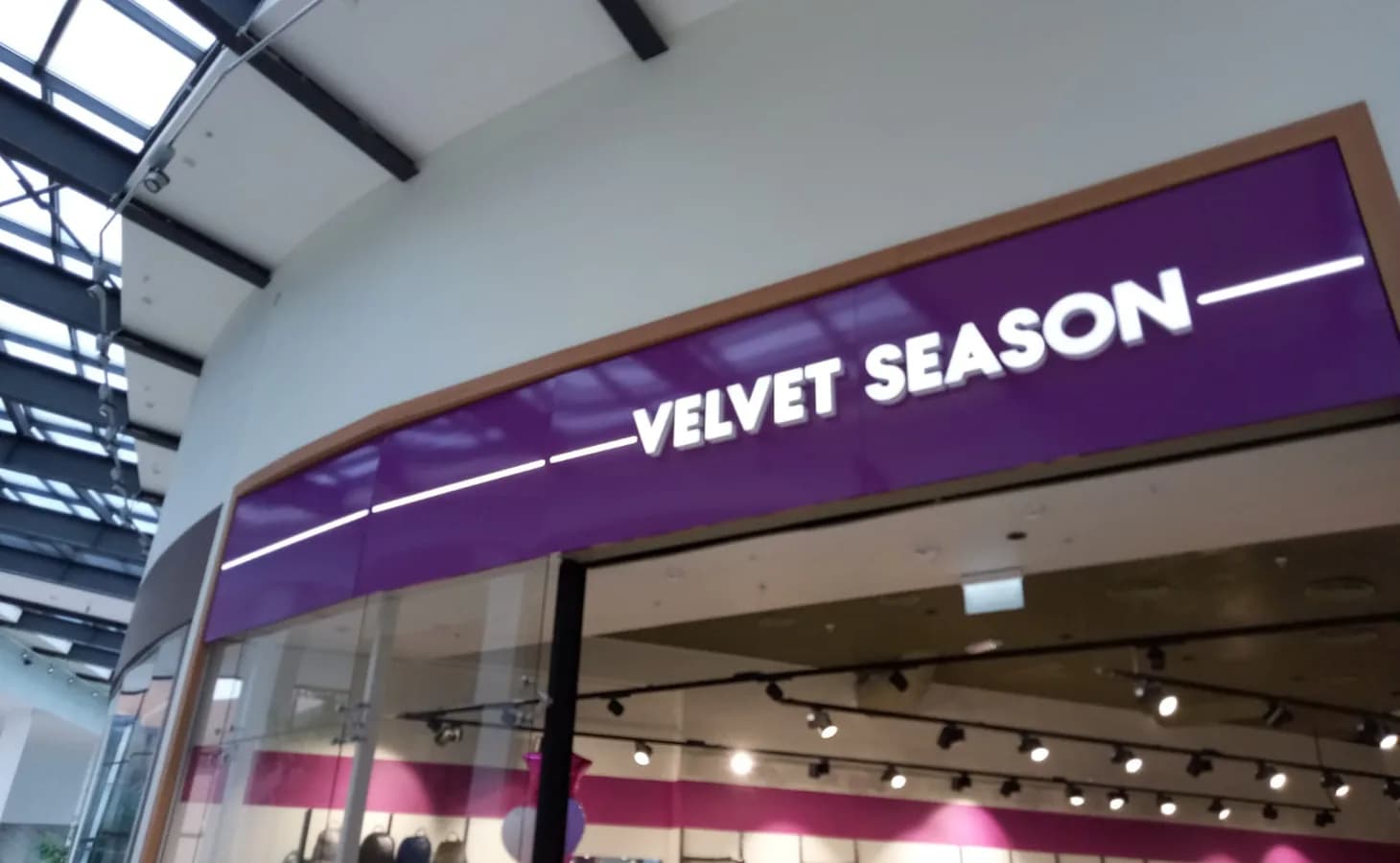 Световой короб-вывеска Velvet Season, белое лицо, Санкт-Петербург
