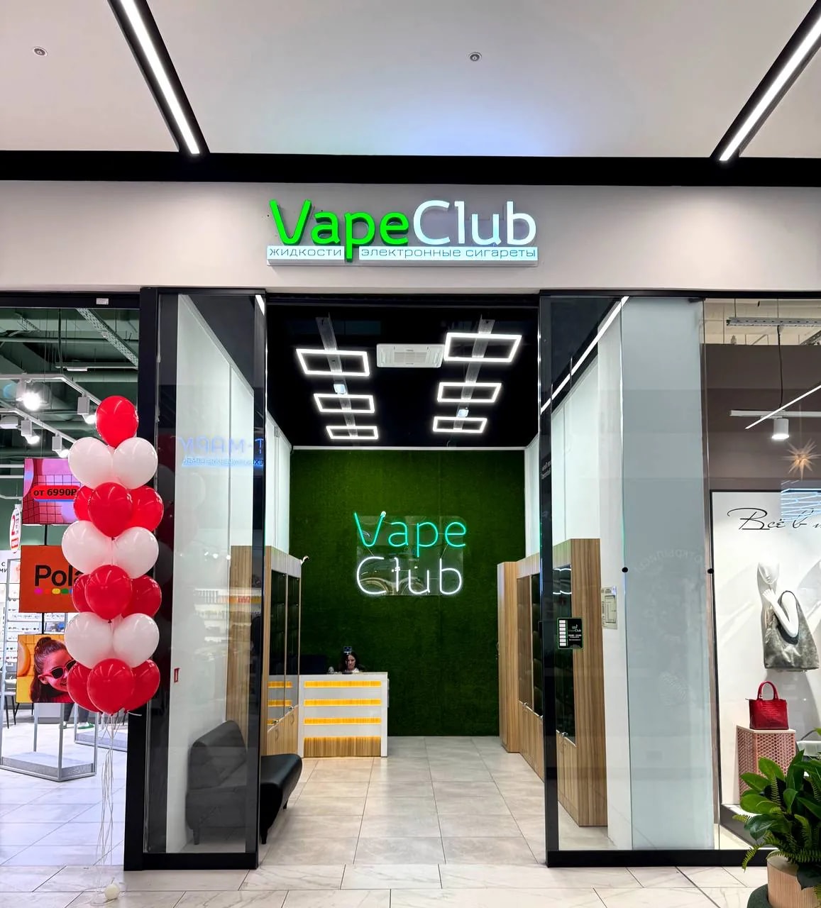 Объёмные буквы Vape Club над входом в магазин в ТРЦ «ЭкоПарк», Мурино
