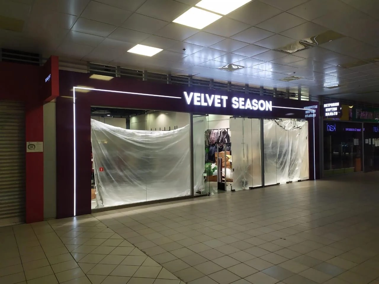 Световой короб с объёмными буквами Velvet Season в торговом центре, Санкт-Петербург