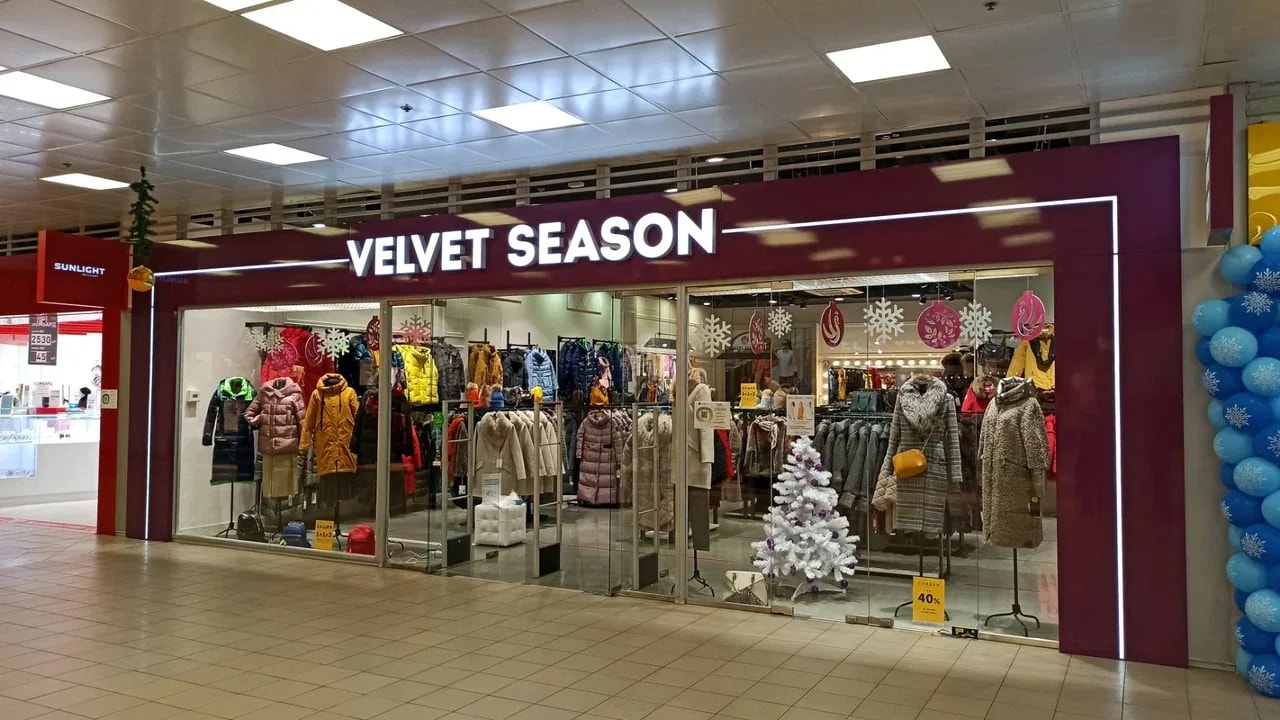 Объёмные буквы Velvet Season на фиолетовом коробе над входом в торговом центре, Санкт-Петербург