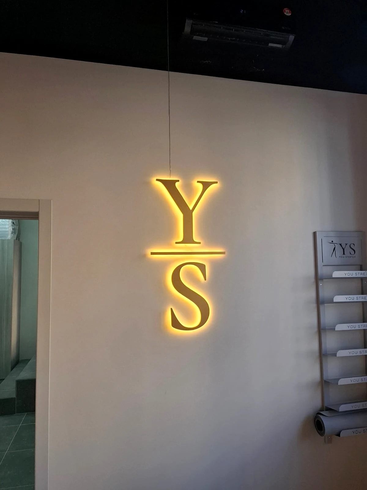 Контражурная вывеска Y/S в интерьере студии You Stretch, Среднерогатская ул., Санкт-Петербург