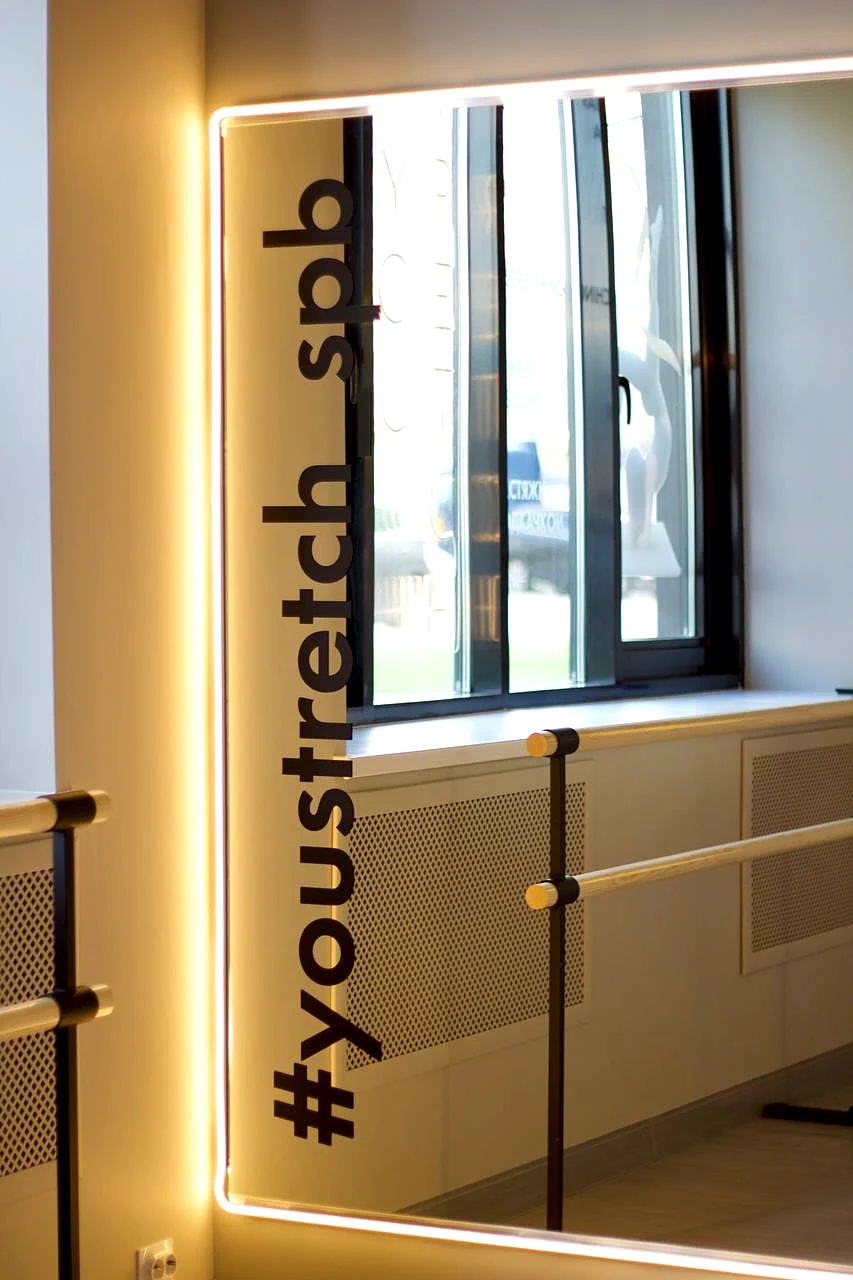 Наклейка #youstretch_spb на зеркале в студии You Stretch, Среднерогатская ул., Санкт-Петербург