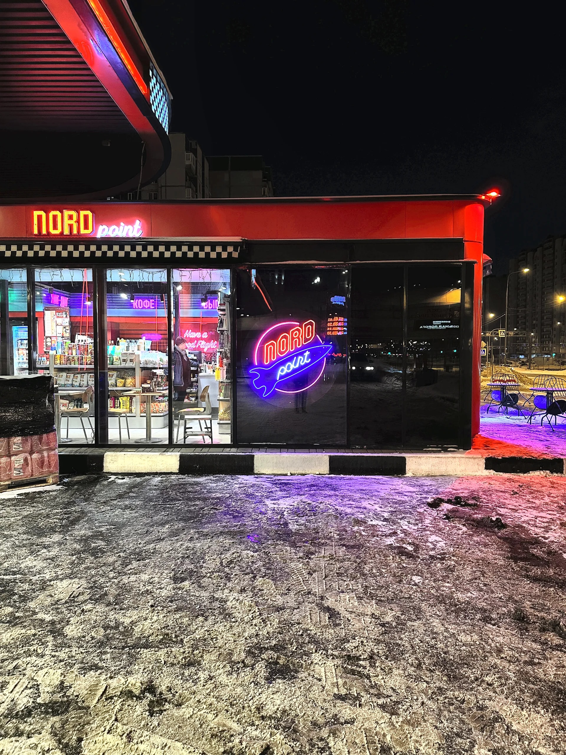 Фасад АЗС Nord point с неоновым логотипом на витрине, ул. Планерная, 22, Санкт-Петербург
