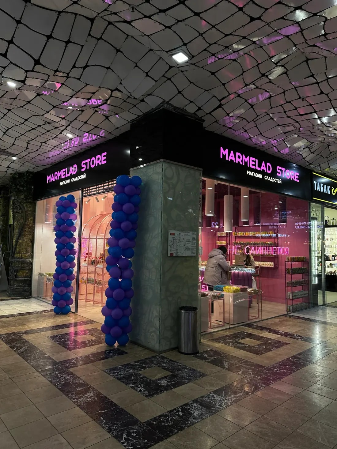 Световой короб Marmelad Store в торговом центре, вид с улицы, Санкт-Петербург